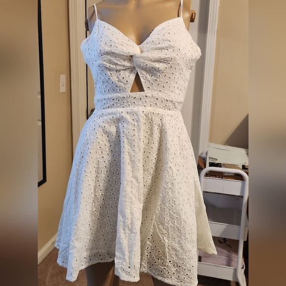 Dresses & Skirts - Elegant White Eyelet Dress